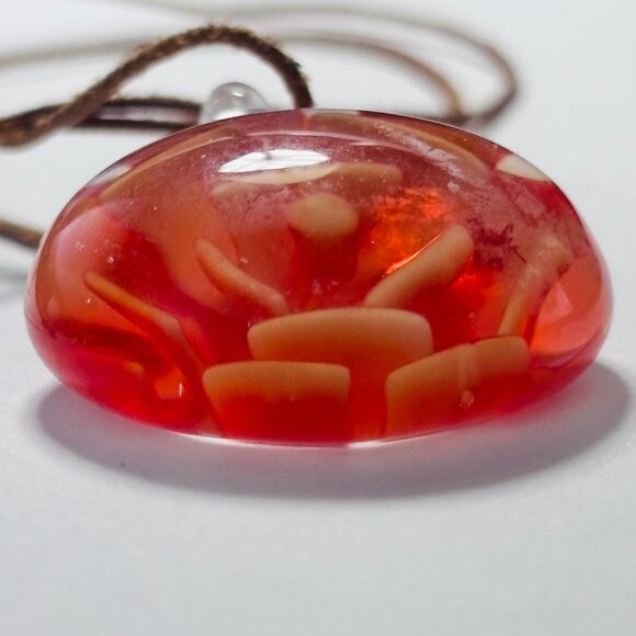 Vintage Lucite Encased Red Flower Pendant Necklace Leather Cord - Picture 6 of 7